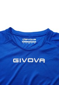 Blauwe sportshirt van soepel, rekbaar materiaal. Heeft een ronde hals, korte mouwen en een "GIVOVA" logo in witte borduurgarantie.