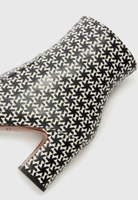 Chie Mihara MANU - Botines de cuña - black