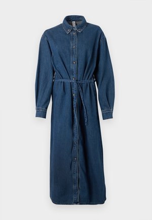 Denim skjortekjole i mørkeblå, med knappestolpe foran, krage, lange ermer, elastisk midje med matchende belte og sidelommer.