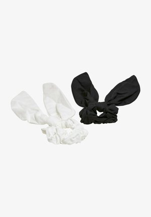 Dos accesorios para el cabello de tela: uno en blanco con orejas largas y caídas y base de scrunchie, el otro en negro con características de diseño similares.