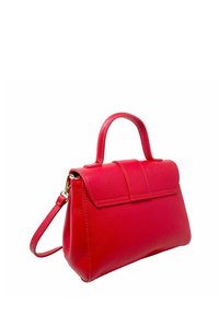 Punainen nahkalaukku, jossa on jämäkkä muotoilu, erityisesti yläkahva ja irrotettava olkahihna. Suora pinta ja suorakulmainen muoto.