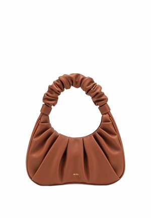 Sac à main en cuir marron avec poignée froncée rassemblée et corps plissé, arborant un petit logo doré JW PEI au centre en bas.