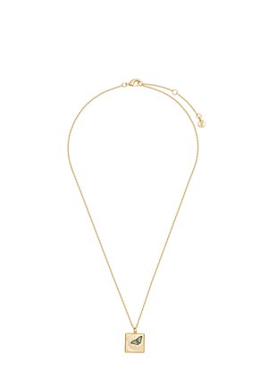 Delicata collana con catena in oro e ciondolo quadrato con un piccolo disegno dettagliato di farfalla blu su sfondo chiaro.