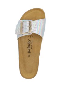 Weißer Rutschsandale mit einem strukturierten, schimmernden Riemen, einer metallischen Schnalle und einem gepolsterten, braunen Fußbett mit Branding.