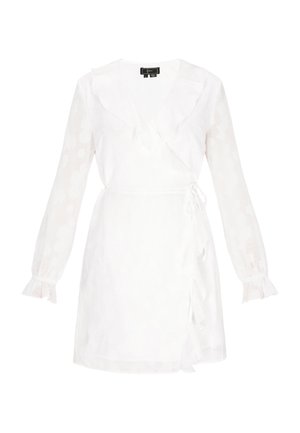 Weißes Wickelkleid mit langen, halbtransparenten Ärmeln, gerafftem Ausschnitt, Taillenbindung und fließendem Stoff mit dezentem Blumenmuster.