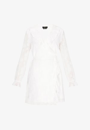 Weißes Wickelkleid mit langen, halbtransparenten Ärmeln, gerafftem Ausschnitt, Taillenbindung und fließendem Stoff mit dezentem Blumenmuster.