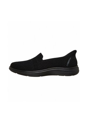 Zapatilla deportiva negra tipo slip-on con parte superior de punto y suela acolchada, vista lateral que muestra perfil bajo y detalle elástico cerca de la lengüeta.