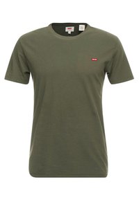 Olivově zelené tričko s krátkým rukávem vyrobené z měkké bavlny. Na levé straně hrudi je malé červené logo Levi's. Klasický design s kulatým výstřihem.