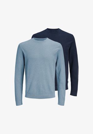 Due maglioni a maniche lunghe con collo tondo, uno azzurro chiaro davanti e uno blu navy scuro dietro, entrambi con motivi lavorati a maglia testurizzati.