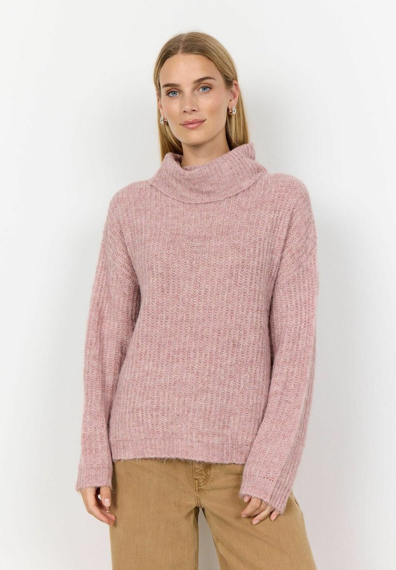 Lichtroze gebreide trui met een hoge col en ribbelstructuur. Heeft lange mouwen en een iets relaxed fit.