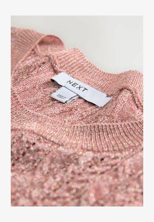 Lyserød strikket sweater med et tekstureret mønster og metalliske tråde. Mærket siger "NEXT," fremstillet i Tyrkiet. Strikket halsudskæring med ribkant.