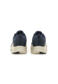 Marineblaue Mesh-Sneaker mit strukturiertem Design, kontrastierender cremfarbener Sohle und Zugschlaufe. Gepolsterter Kragen und leichtes Design.