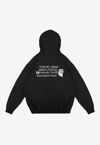Czarna bluza z kapturem z kieszenią kangurka, z białym nadrukowanym tekstem na plecach, zawierającym logo i wzory. Miękki bawełniany materiał.