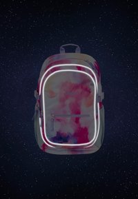 Vícebarevný batoh s akvarelovým vzorem v růžových a fialových tónech, s reflexními detaily, zipy a horním madlem.
