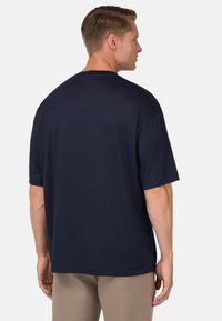 Marinblå t-shirt med kort ärm i mjukt tyg, med avslappnad passform och rundad halsringning, med en enfärgad baksida och utan synliga mönster eller designer.