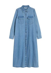 Jeansklänning i lång modell med spetsig krage, helång ärm, två bröstfickor, knapplist framtill och en ljusblå nyans.