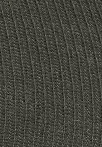 Dunkelgrauer, strukturierten Stoff mit vertikalen Rippungen, der ein weiches, gestricktes Erscheinungsbild zeigt. Gleichmäßige Farbverteilung und ein einheitliches Muster.
