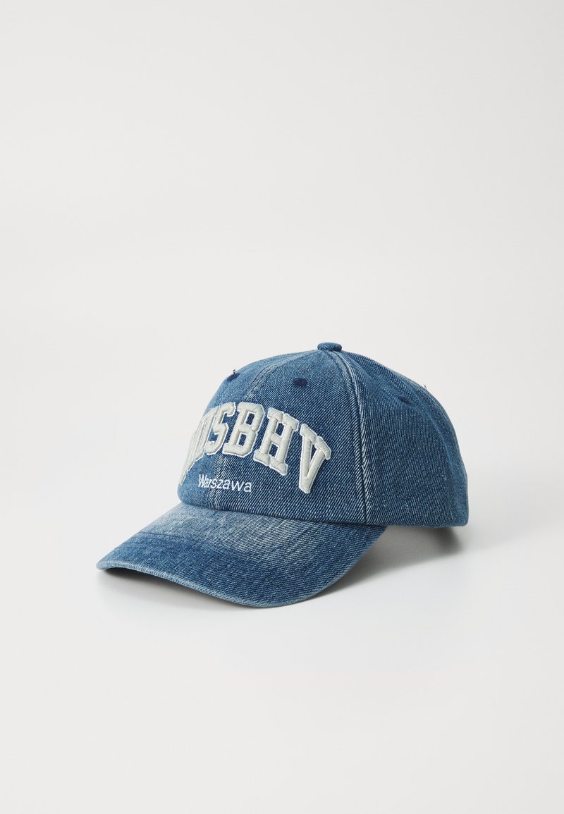 Boné de basebol em denim azul-escuro com texto bordado em branco "WSBHV" e "Warszawa." Visor curvado e construção de seis painéis.
