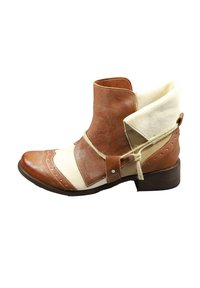 Stivale alla caviglia in pelle marrone e crema con punta affusolata, motivi cuciti e colletto piegato. Dettaglio decorativo in corda e tacco a blocco.