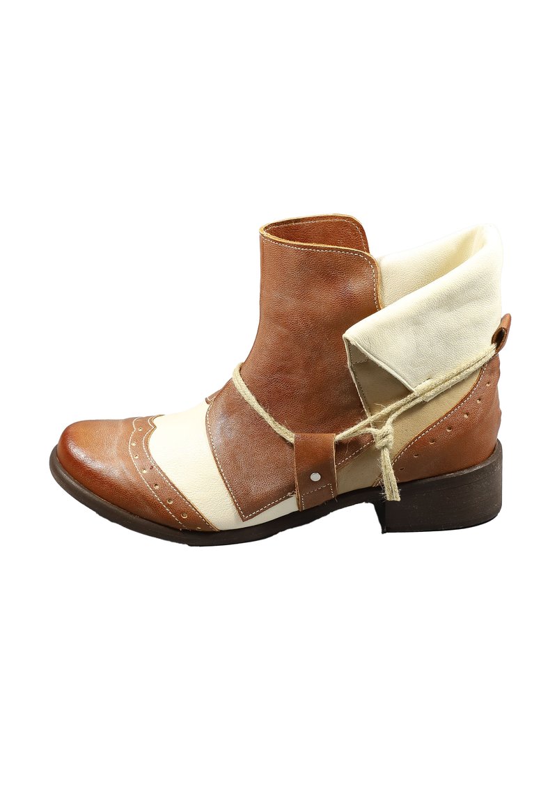 Stivale alla caviglia in pelle marrone e crema con punta affusolata, motivi cuciti e colletto piegato. Dettaglio decorativo in corda e tacco a blocco.
