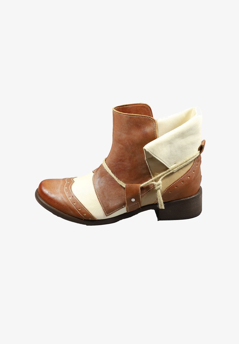 Stivale alla caviglia in pelle marrone e crema con punta affusolata, motivi cuciti e colletto piegato. Dettaglio decorativo in corda e tacco a blocco.
