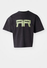 Μαύρο κοντό μπλουζάκι φτιαγμένο από βαμβάκι με μια μεγάλη πράσινη γραφική εικόνα "AR" στο κέντρο, κοντά μανίκια και κλασικό σχέδιο σε στρογγυλή λαιμόκοψη.