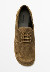 Brun ruskindssko med afrundet tå, der har en simpel snøredesign og en polstret inderside for komfort. Blød tekstur og glat finish.