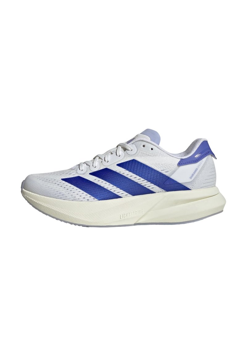 Zapatillas deportivas blancas con tres rayas azules, parte superior de malla ligera, cuello acolchado y suela de amortiguación Lightstrike.