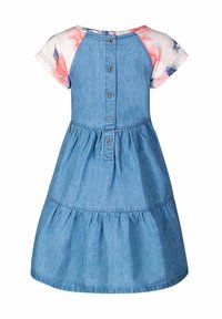 Denimklänning med korta, batikfärgade ärmar, knappar bak och en rynkad kjol för en utställd silhuett. Färg: blå med rosa och vita detaljer.