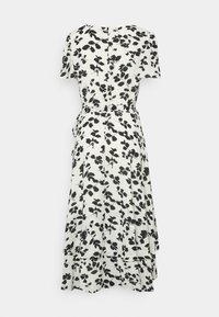 Květinové šaty s bílým pozadím a černým listovým vzorem, krátkými rukávy, rozšířeným lemem, páskem v pase a lehkou látkou.