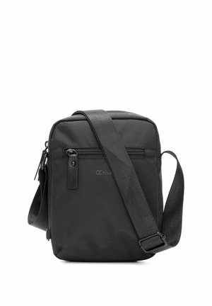 Czarna torba na ramię z regulowanym paskiem, przednią kieszenią na zamek oraz główną komorą zapinaną na zamek, wykonana z teksturowanej tkaniny.