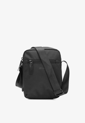 Czarna torba na ramię z regulowanym paskiem, przednią kieszenią na zamek oraz główną komorą zapinaną na zamek, wykonana z teksturowanej tkaniny.