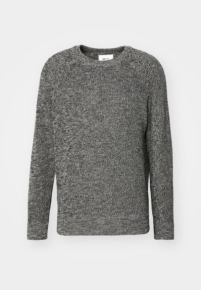 Grauer Strickpullover mit Rundhalsausschnitt und langen Ärmeln. Strukturmuster über das gesamte Kleidungsstück, mit einer entspannten Passform und gerippten Bündchen.