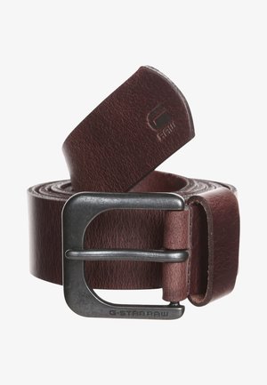 Cintura in pelle marrone con fibbia in metallo argentato di forma rettangolare. La cintura ha una finitura testurizzata e un dettaglio del logo.