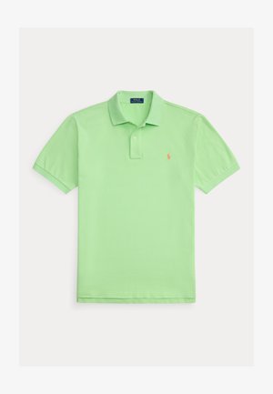 Lysegrønn poloshirt i bomull med krage, korte ermer og en enkelt knappestolpe. Har en liten brodert logo i oransje.