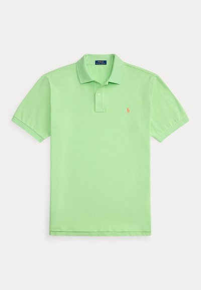 Ανοιχτό πράσινο πικέ πουκάμισο από βαμβάκι με γιακά, κοντά μανίκια και μια σειρά από κουμπιά. Διαθέτει μικρό κεντητό λογότυπο σε πορτοκαλί χρώμα.