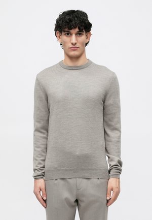 Suéter de punto en gris claro con cuello redondo, mangas largas y puños y dobladillo acanalados; textura suave y costura uniforme en todo.