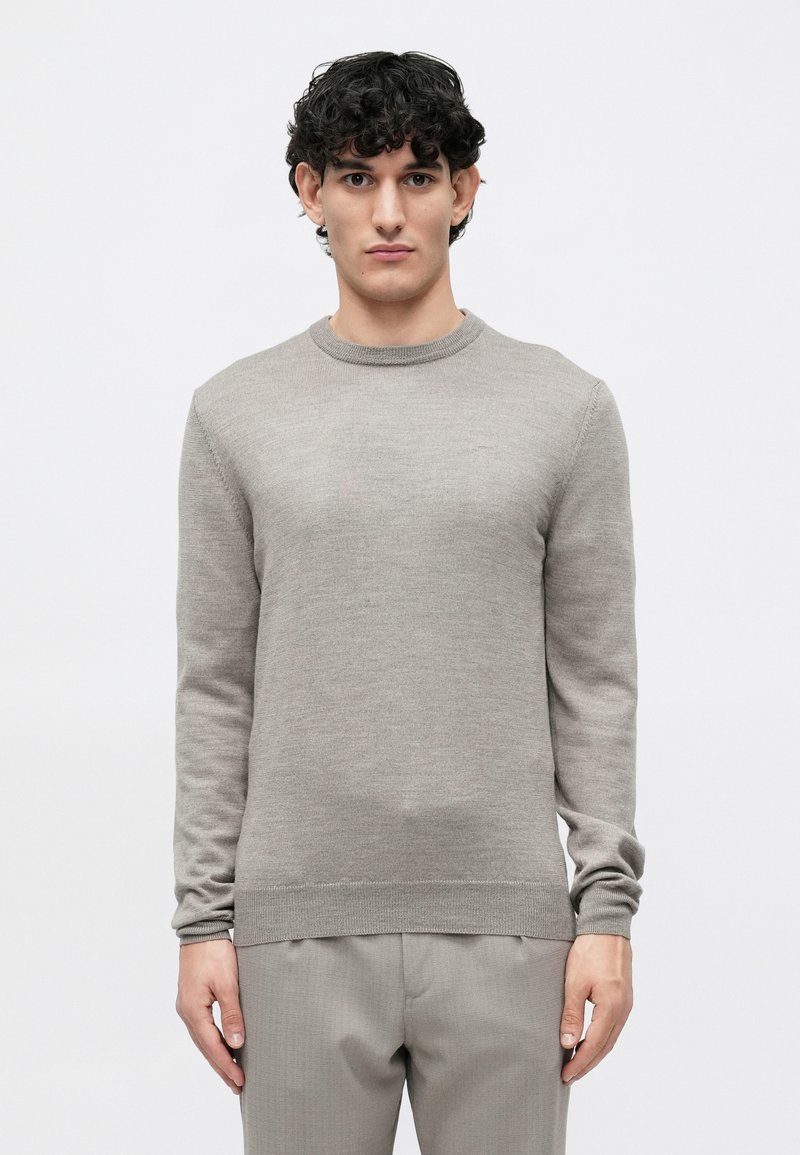 Sweater de malha cinza claro com decote redondo, mangas longas e punhos e bainha canelados; textura suave e costura uniforme em toda a peça.