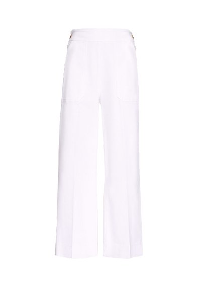 Pantaloni bianchi a gamba larga realizzati in tessuto leggero. Presentano due tasche frontali e accenti in metallo dorato vicino alla vita.