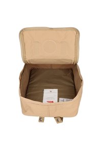 Beige tygresväska med dragkedje-stängning, fodrat innervägg och synliga etiketter. Har dubbla tryckknappar på framsidan.