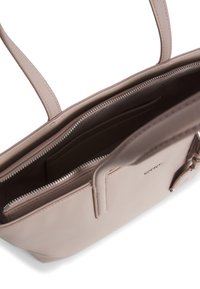 Lyserød læder tote bag med to skulderremme, en lynlåslukning på toppen og flere inderlommer. Glat tekstur og minimalistisk design.