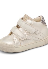 Goldene metallische Sneaker mit zwei Klettverschlüssen, strukturiertem Obermaterial und einem Leopardenmusterakzent an der Ferse. Gummisohle mit Profil.