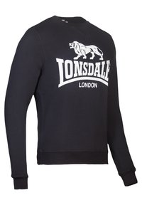 Fekete pamut pulóver hosszú ujjakkal, kerek nyakkal, fehér nyomtatott oroszlán logóval és "Lonsdale London" felirattal. Simább textúra.