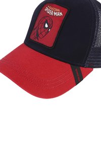 Rote und marineblaue Kappe mit einem Netzrücken; verfügt über ein quadratisches Spider-Man-Patch auf der Vorderseite; gestickte Details und ein seitlicher Labelakzent.