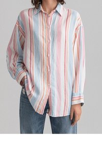 Sammensætning af lys blå, rosa og orange striber; med krave og løs pasform med synlige knapper.