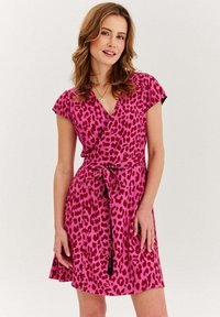 Ružové obväzové šaty s leopardím vzorom, krátkymi rukávmi, opaskom v páse a rozšírenou sukňou. Ľahký materiál s hladkou textúrou.