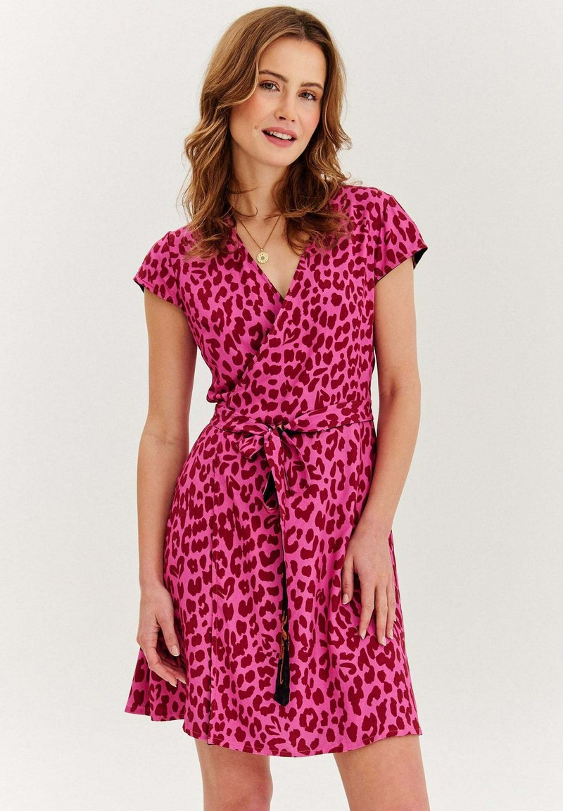 Ružové obväzové šaty s leopardím vzorom, krátkymi rukávmi, opaskom v páse a rozšírenou sukňou. Ľahký materiál s hladkou textúrou.