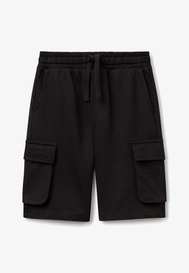 Černé cargo šortky vyrobené z jemné látky, s elastickým pasem na stažení, dvěma bočními kapsami a dvěma kapsami na klopu.