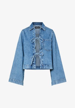 Hellblaue Jeansjacke in verkürzter Länge mit langen Ärmeln, einer vorn zu bindenden Schnürung und einer Brusttasche. Verfügt über einen klassischen Kragen und eine lässige Passform.