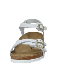 Sandal bianca con due cinturini regolabili e fibbie dorate. Soletta in colore marrone imbottita con superficie texturizzata. Suola in gomma bianca solida.